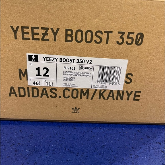 The YEEZY BOOST 350 V2 - NEW - Picture 2 of 7